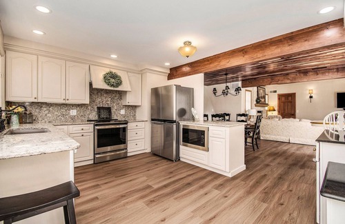 Omaha Casa | Rainwood Cottage in the woods, on a working farm near Lake Cunningham I680 close
