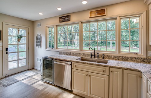 Omaha Casa | Rainwood Cottage in the woods, on a working farm near Lake Cunningham I680 close