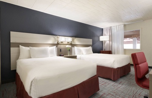 Racine Hotel | Ramada by Wyndham Beaver Falls