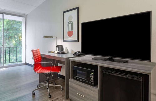 Windsor Locks Hotel | Ramada by Wyndham Hartford North / Bradley Airport