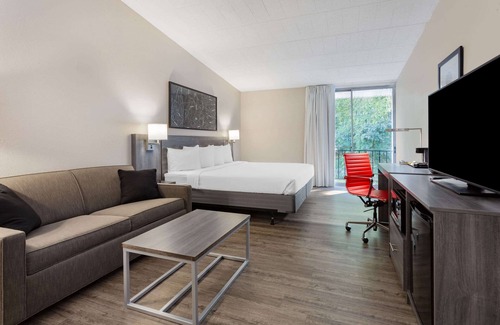 Windsor Locks Hotel | Ramada by Wyndham Hartford North / Bradley Airport