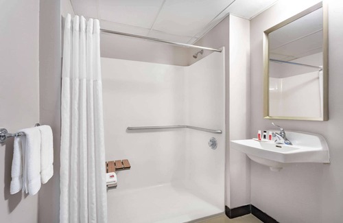 Windsor Locks Hotel | Ramada by Wyndham Hartford North / Bradley Airport