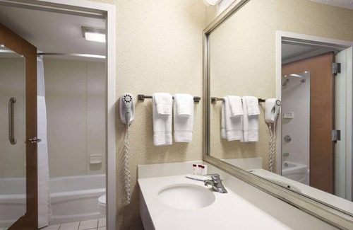 Airport North Hotel | Ramada by Wyndham Suites Orlando Airport