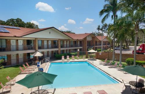 Temple Terrace Hotel | Ramada by Wyndham Temple Terrace/Tampa North