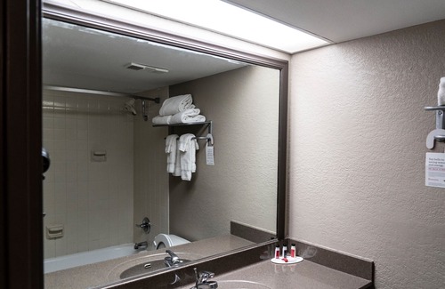 Downtown Hotel | Ramada Hotel & Convention Center by Wyndham Topeka Downtown