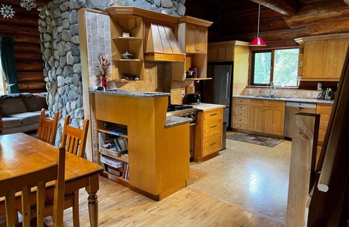 Golden Cabina | Raven's Roost - Rural Cabin Minutes from Golden