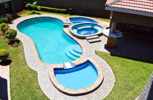 Victoria Falls Villa | Regina Francesca Villa. Diversa