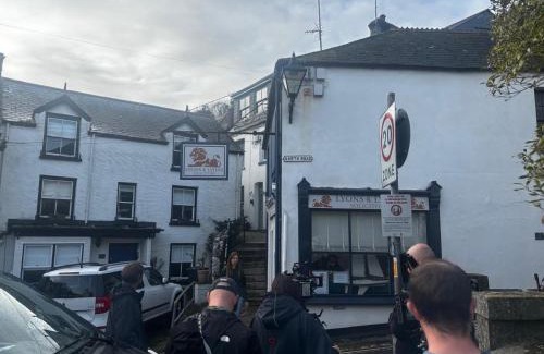 West Looe Apartamento | Recently On BBC 1s BEYOND PARADISE - Prospect House is TWO PRIVATE APARTMENTS in this 17th CENTURY COTTAGE - Apartment 2 has a KIDS CABIN BUNK ROOM - Book both apartments for ONE LARGE HOUSE with Connecting Door In Lobby - PUBLIC PARKING OUTSIDE