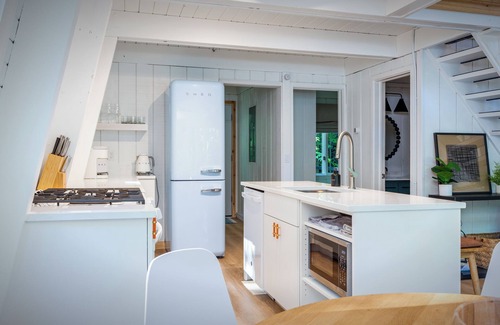 Harbor Springs Cabina | Recently Re-Furbished Luxury 3-bedroom Cabin in Harbor Springs SKi & SUN