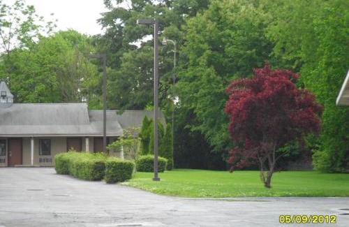 Bellmawr Hotel | Red Carpet Inn Brooklawn