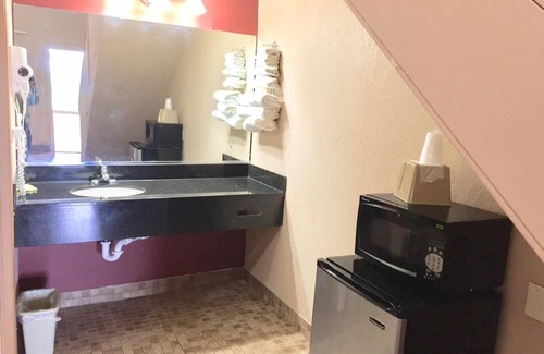 North Chicago Hotel | Red Carpet Inn Great Lakes