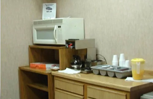 North Chicago Hotel | Red Carpet Inn Great Lakes