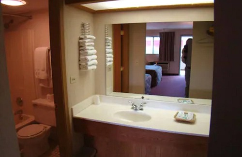 North Chicago Hotel | Red Carpet Inn Great Lakes