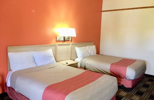 North Chicago Hotel | Red Carpet Inn Great Lakes