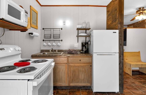 Jenkins Cabina | Red Cedar Cabin - Bring Your Boat, Enjoy The Swim Dock, Kayaks, Pool, and Views! | 5