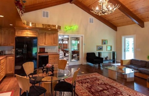 Mansfield Casa | Red Dahlia Guesthouse