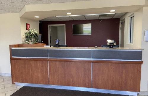 Milan Hotel | Red Roof Inn Sandusky - Milan