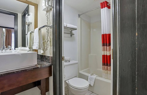 Uhrichsville Hotel | Red Roof Inn Uhrichsville