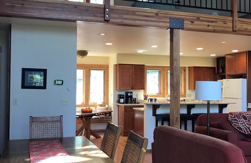 Arnold Casa | Cabaña vikinga roja en Arnold