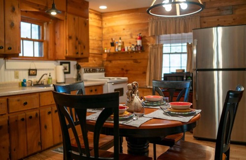 Eureka Springs Cabina | Redbud Valley Cabin 6 Downtown 3mi+Wifi+Pond+Parking