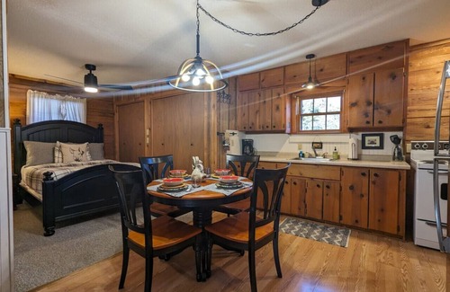 Eureka Springs Cabina | Redbud Valley Cabin 6 Downtown 3mi+Wifi+Pond+Parking