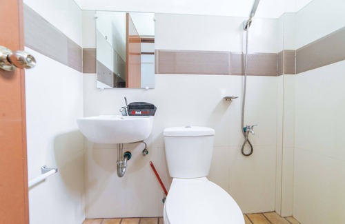 Barangay Poblacion Casa | Reddoorz @ D Maagma Street - Vaccinated Staff