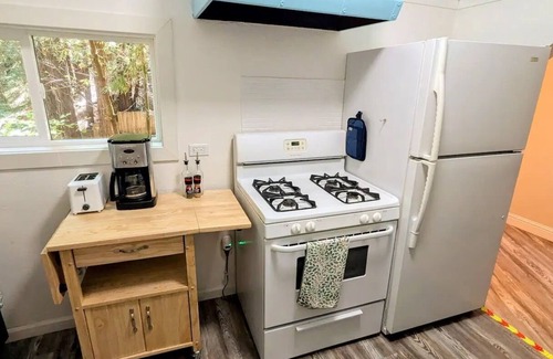 Guerneville Cabaña | Redwood Treehouse-2 beds 1.5 bath-full kitchen-2 outdoor areas-work station WiFi