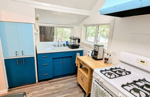 Guerneville Cabaña | Redwood Treehouse-2 beds 1.5 bath-full kitchen-2 outdoor areas-work station WiFi