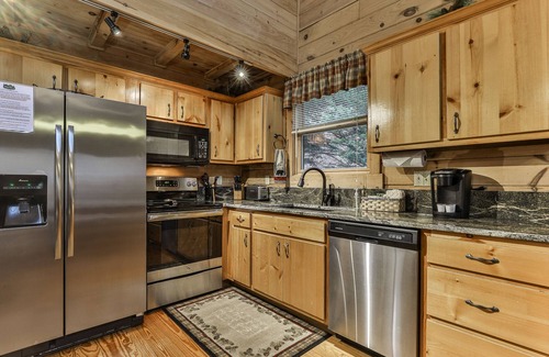 McCaysville Cabina | Reeling 'Em Inn - River Front, Excellent WiFi, Fire Pit