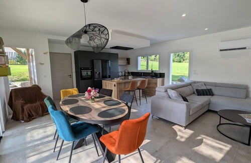 Dounoux Cabaña | Refined holiday home with terrace and shared pool