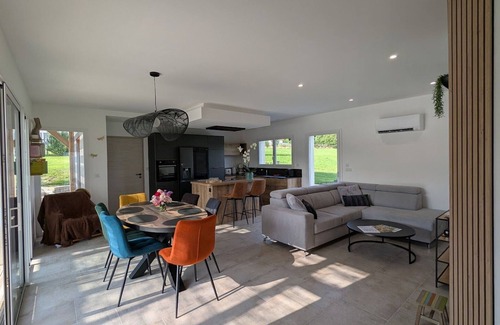 Dounoux Cabaña | Refined holiday home with terrace and shared pool