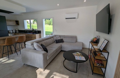 Dounoux Cabaña | Refined holiday home with terrace and shared pool