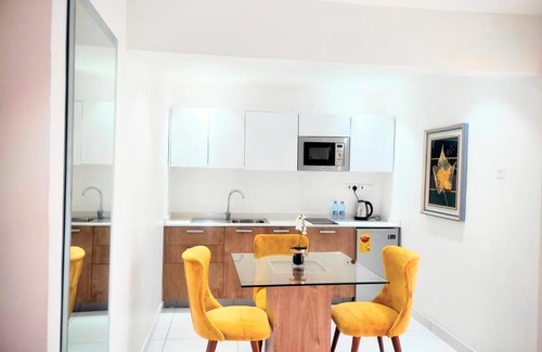 Osu Klottey Apartamento | Reignaura at The Cabin Hotel Accra