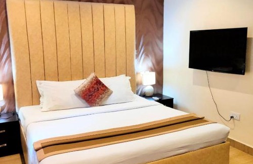 Osu Klottey Apartamento | Reignaura at The Cabin Hotel Accra
