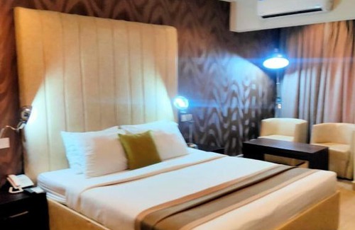 Osu Klottey Apartamento | Reignaura at The Cabin Hotel Accra