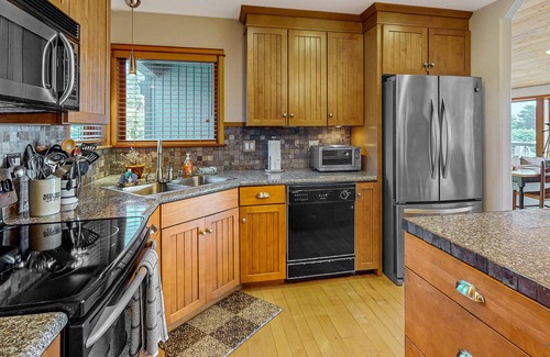 Manchester Casa | Rejuvenate in this home with fire place, hot tub, ocean/lighthouse/sunset views