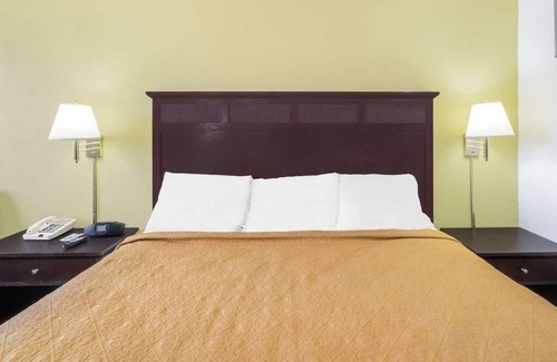 Lookout Valley Neighborhood Association Complejo | Relax and Recharge in Knights Inn Chattanooga! Pet-friendly, Onsite Pool!