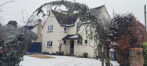 Lydiard Millicent Casa | Relax and unwind at Windrush Lodge