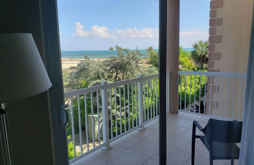Crystal Harbour Apartamento | Relax in 2 Oceanfront Suites w/ Full Kitchen, Pool & Bar Access