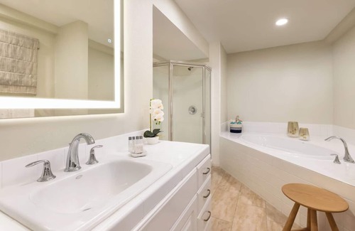 Laguna Beach Hotel | Relax in a Beachfront Room with Outdoor Pools, and Nearby Art Galleries