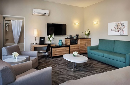 Little Italy Hotel | Relax in Scenic Harbor View Room Perfect for Your San Diego Adventures