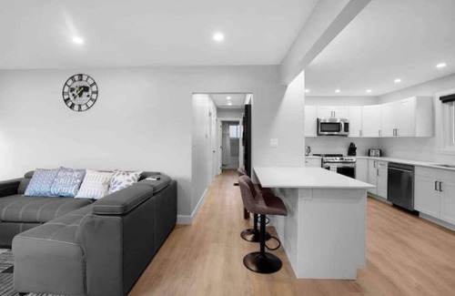 Peterborough Casa | Relax in Style: Modern Renovated Home in a Peaceful Tranquil Neighbourhood