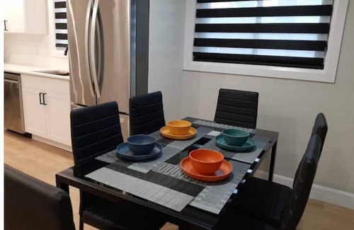 Peterborough Casa | Relax in Style: Modern Renovated Home in a Peaceful Tranquil Neighbourhood