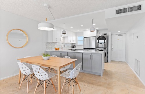 Satellite Beach Condominio | Relax in Style: Oceanfront Penthouse with Heated Pool & BBQ Grills ☀️