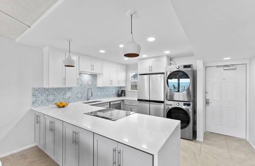 Satellite Beach Condominio | Relax in Style: Oceanfront Penthouse with Heated Pool & BBQ Grills ☀️