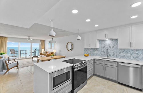 Satellite Beach Condominio | Relax in Style: Oceanfront Penthouse with Heated Pool & BBQ Grills ☀️