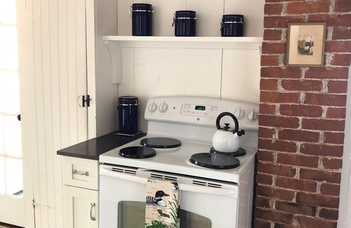 Mount Sunapee Casa | Relájese con la familia en esta histórica cabaña frente al lago con casa de botes y muelle