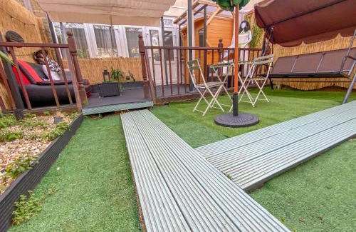 Coldharbour Casa | RelaxHaus! 3BR Garden Retreat with 2 Saunas, Hot Tub and Cinema
