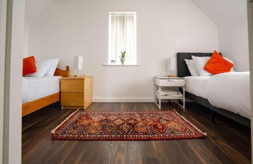 Acresford Casa | Relaxing 5BDR Retreat Hot Tub