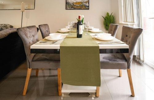 Acresford Casa | Relaxing 5BDR Retreat Hot Tub